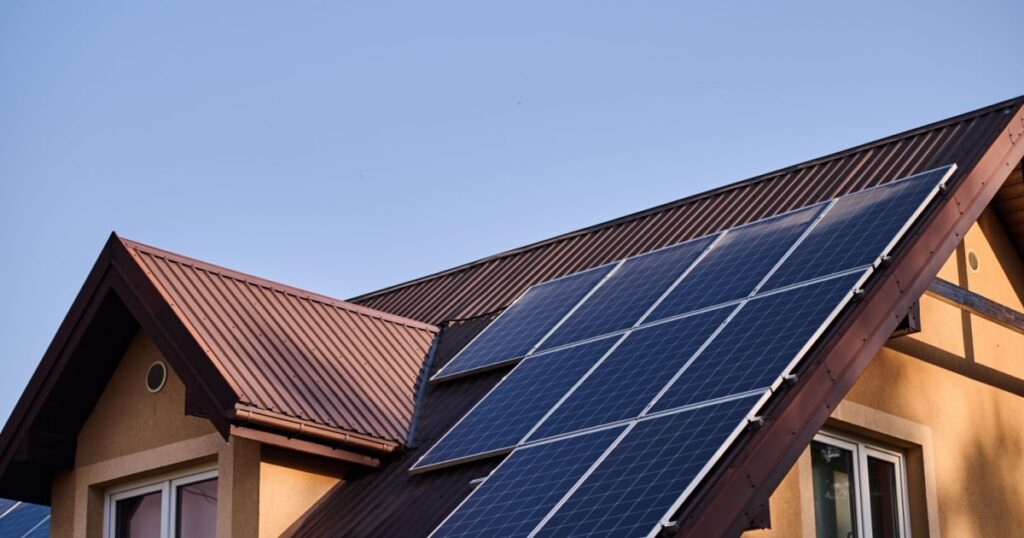 Panneaux solaires installés sur une toiture de maison en pente