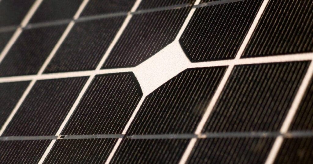 Gros plan de cellules solaires monocristallines