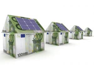 Maison avec panneaux solaires sur le toit installés grâce à prime Qualiwatt