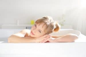 Femme qui profite de son bain grâce à son chauffe-eau solaire