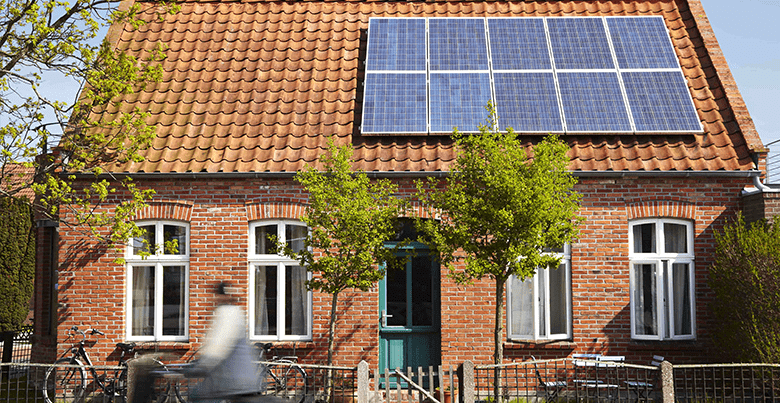 Combien de panneaux solaires pour devenir une maison autonome?