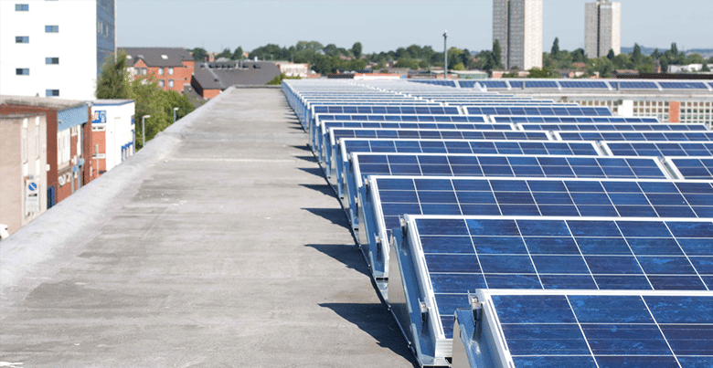 Panneau solaire sur toit plat: 5 choses à savoir absolument