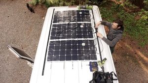 panneau solaire souple sur toit de camping car