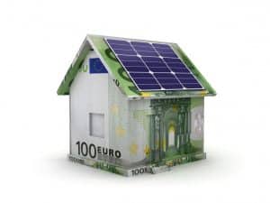 Maison en billets euros avec panneaux photovoltaiques sur le toit